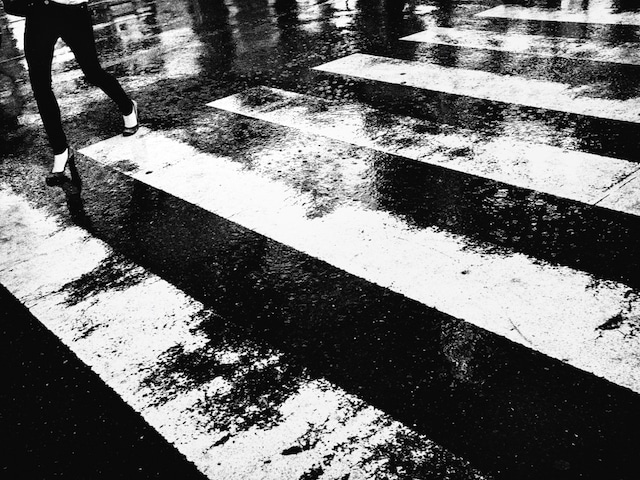 photographie contraste d'une rue de Tokyo sous la pluie