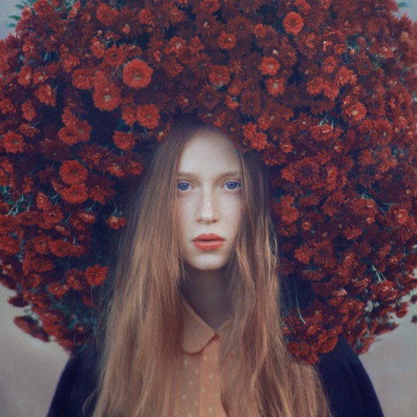 Emotive portraits fleurs rouges séchées Oleg-Oprisco