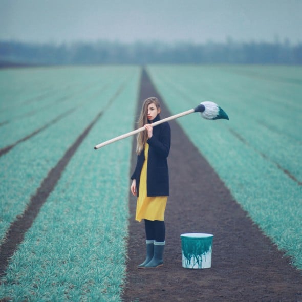 Emotive Portraits Oleg Oprisco pinceau géant et jeune fille