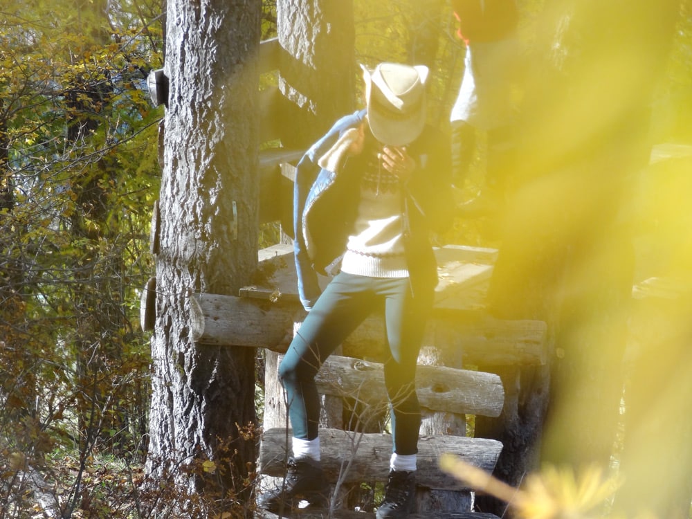 cowboy et cabane en bois