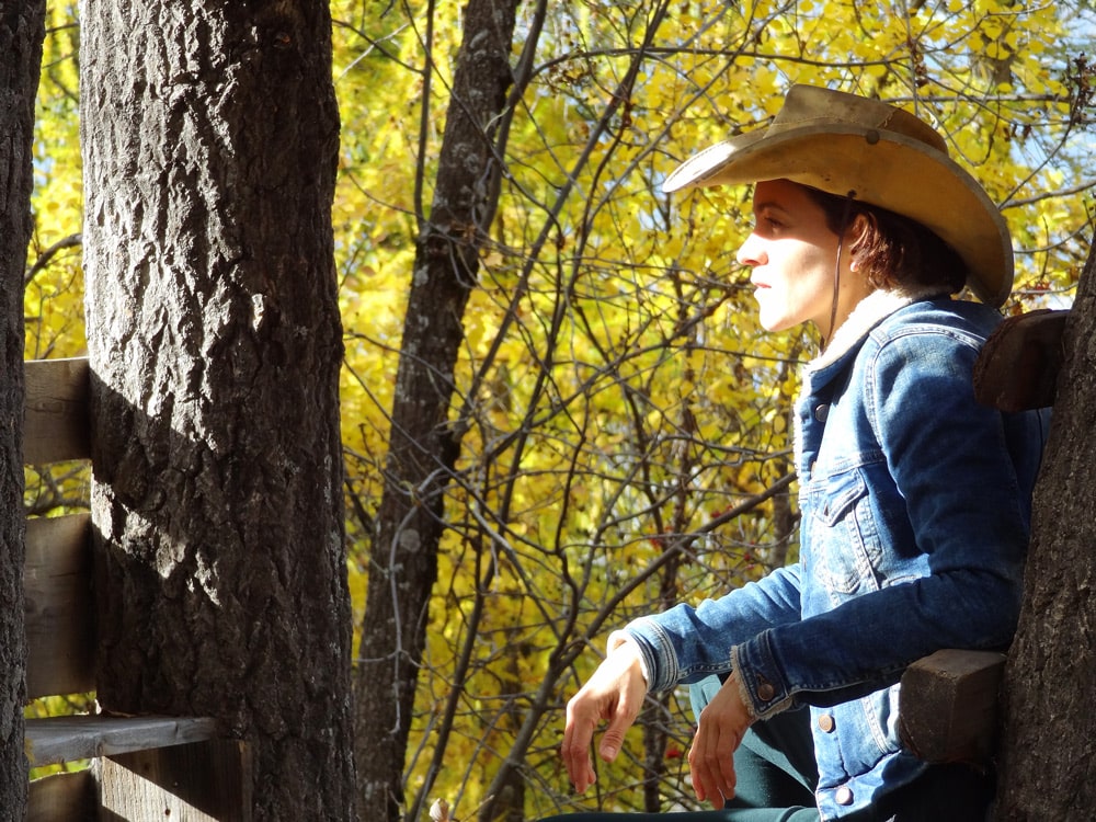 chapeau australien et veste en jean zara