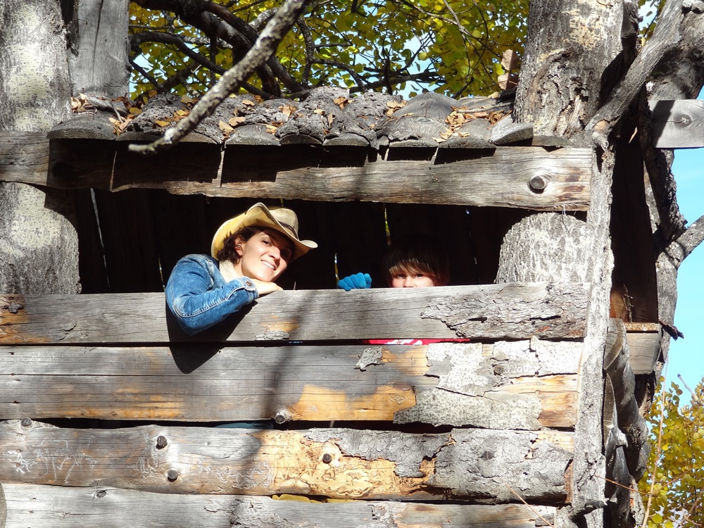 jeux dans la cabane en bois