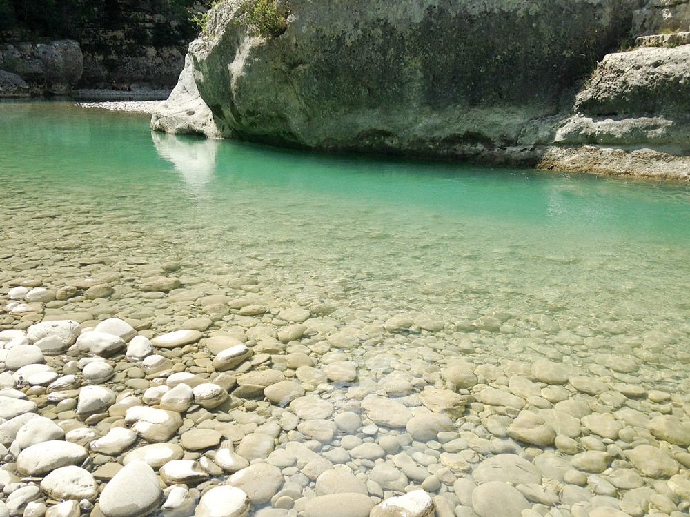 plage de galets dans le lit du Verdon, coin paradisiaque aux eaux turquoises