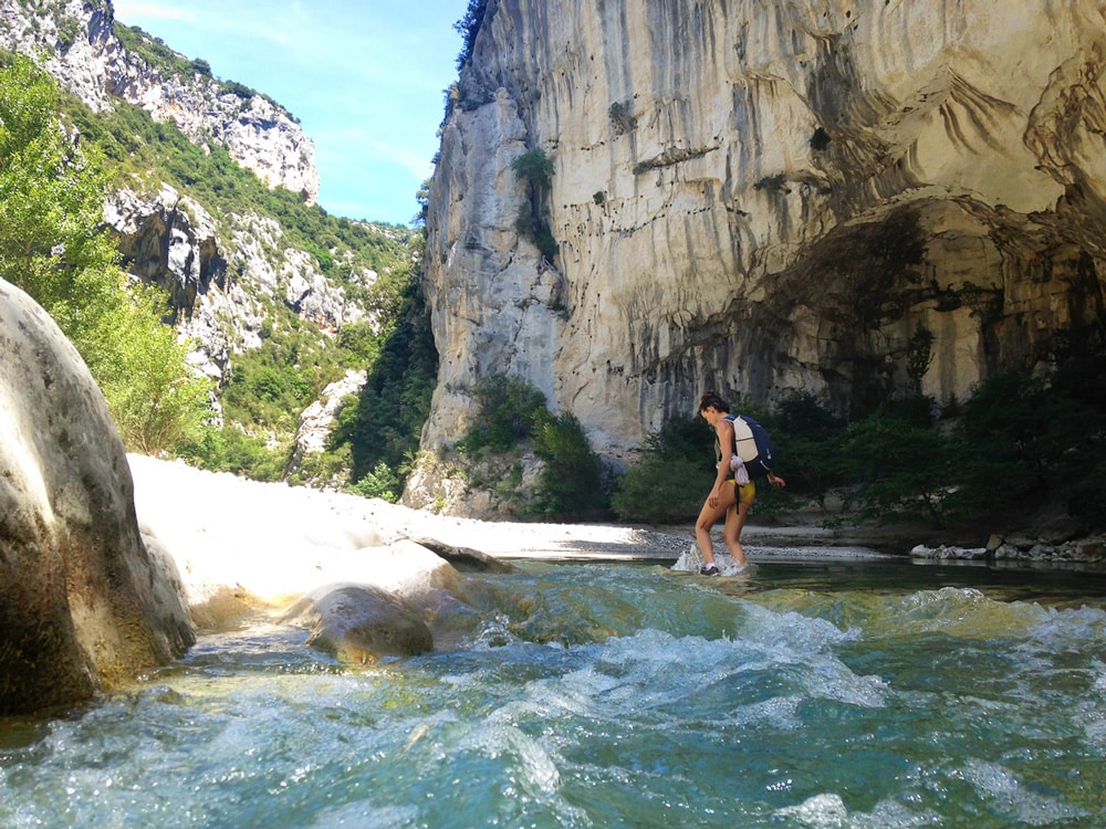 randonnée dans le Verdon, traversee de rivière à pieds, une marche dans le top des rando