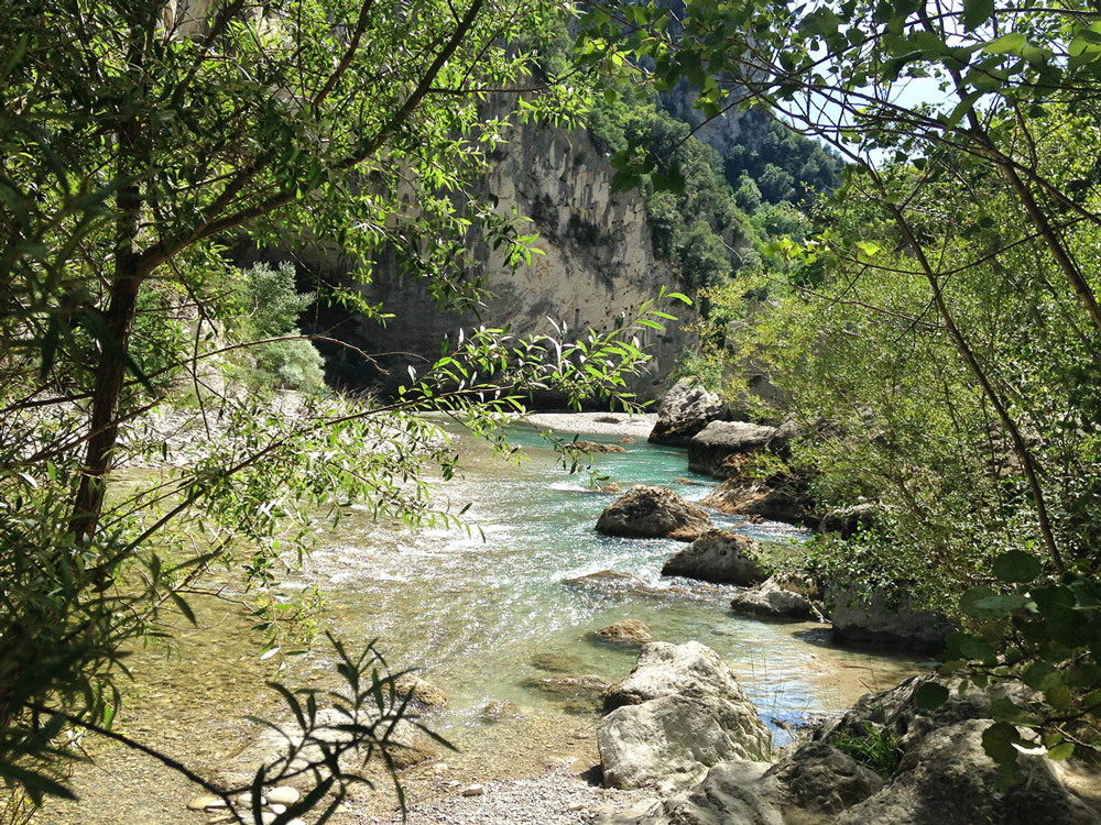 rivière au coeur du canyon, entre les falaises du Verdon, pour une randonnée magique