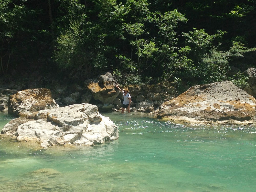 Dans le verdon, eaux profondes et rochers pour un trek en eaux vives