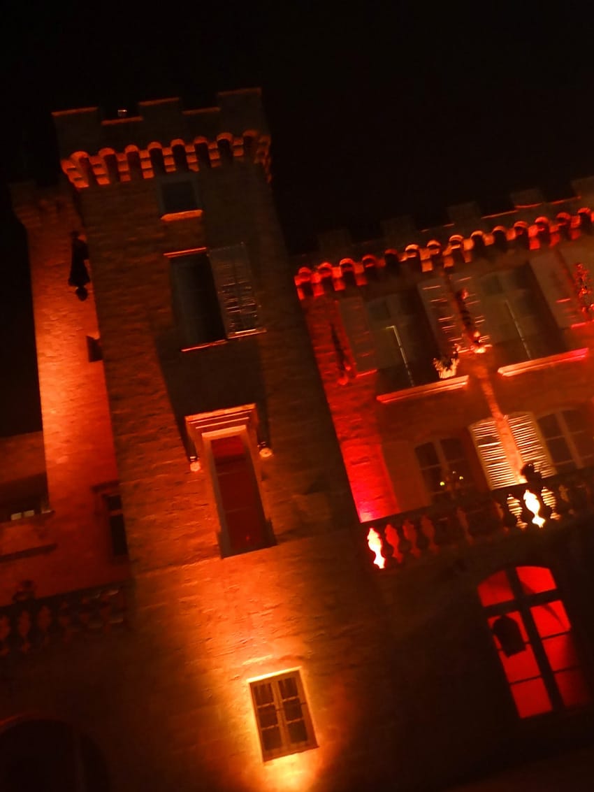 tour du chateau de la barben lumieres halloween