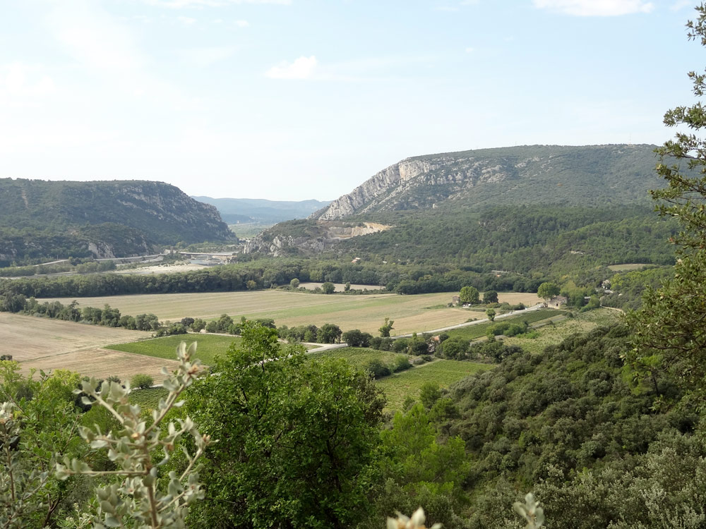 vue sur le pont de mirabeau et collines