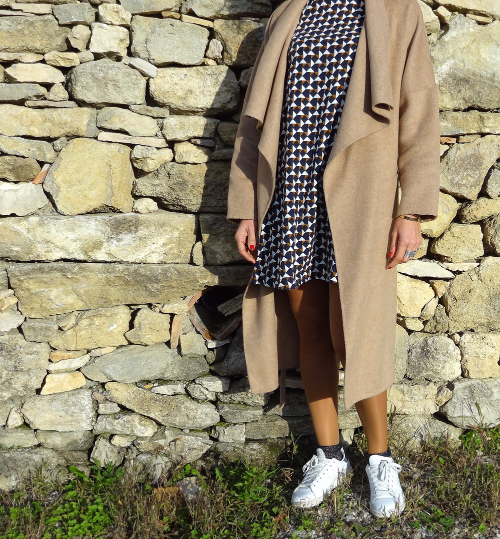 look du jour stan smith et robe motifs géométriques