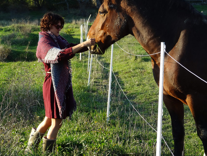 style gypsy mode en bottes avec cheval du ranch