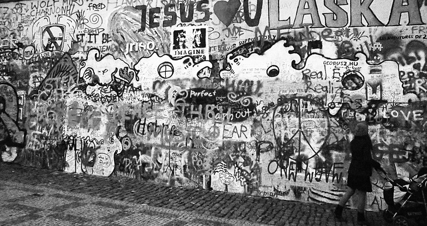 mur John Lennon à Prague réussir son voyage