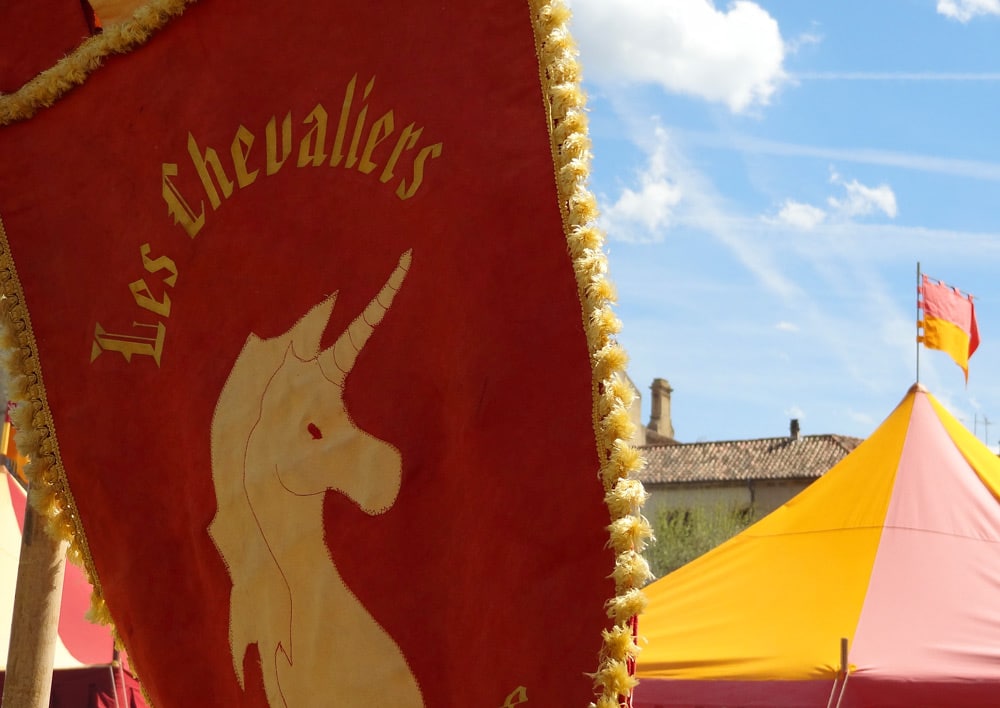 blason les chevaliers fete à Peyrolles en Provence