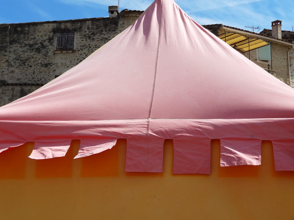 tente et ville médiévale en Provence Lice des combats