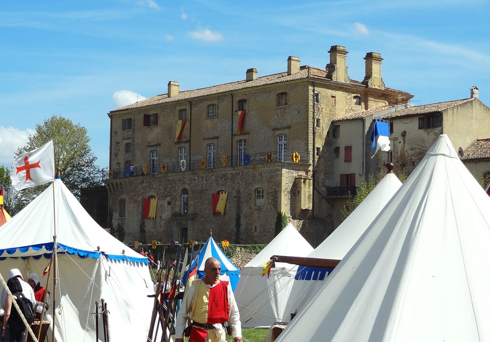 château de Peyrolles et campement médieval en Provence