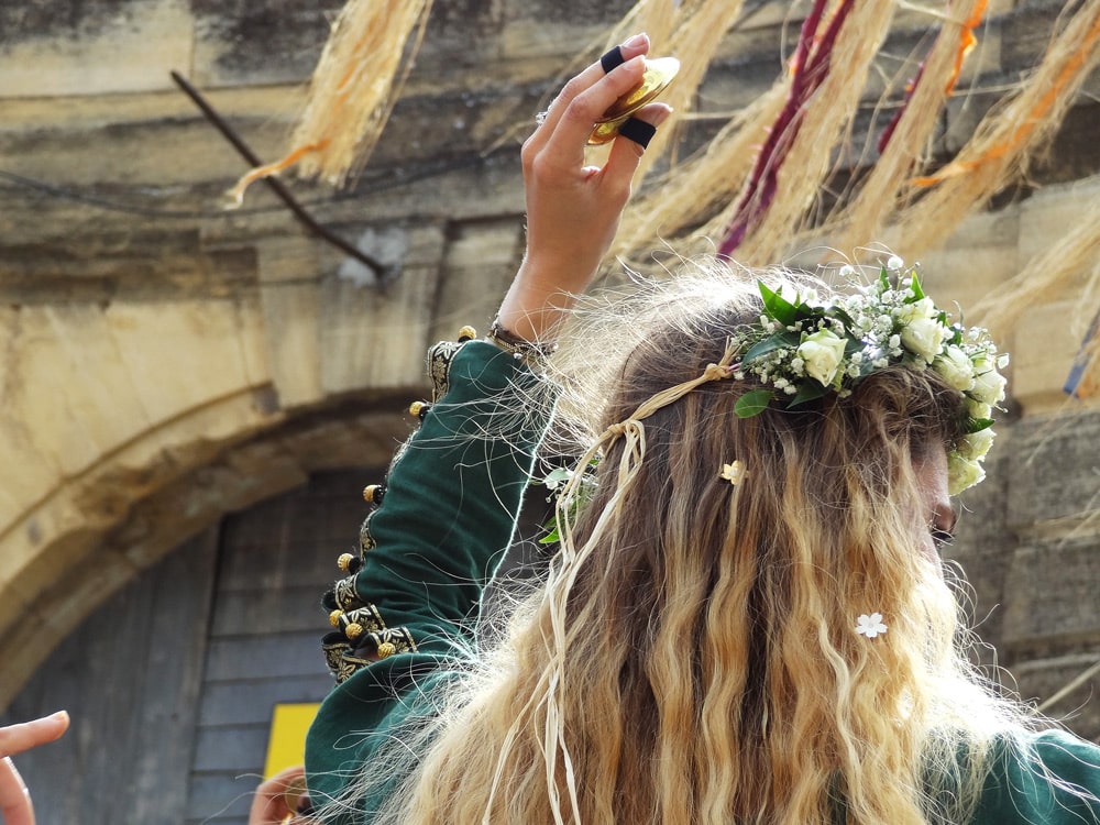 spectacles de rue danseuses fête médiévale en Provence