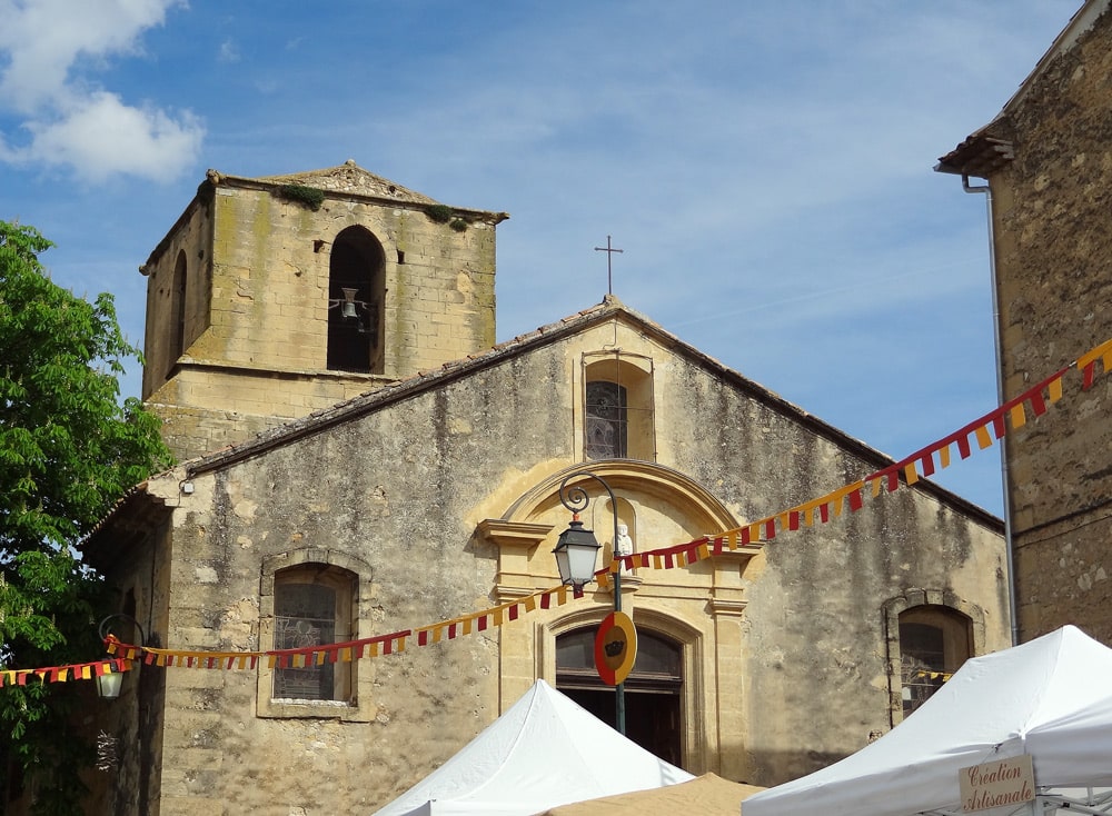 eglise au printemps fête médiévale en Provence Peyrolles