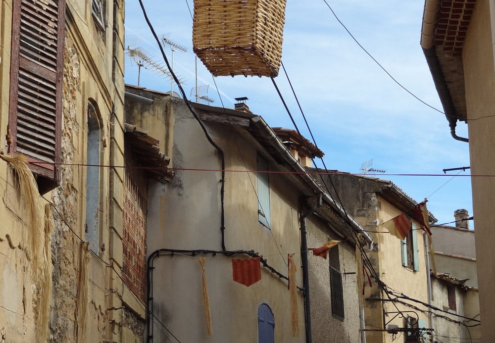 fete medievale en Provence rue de Peyrolles