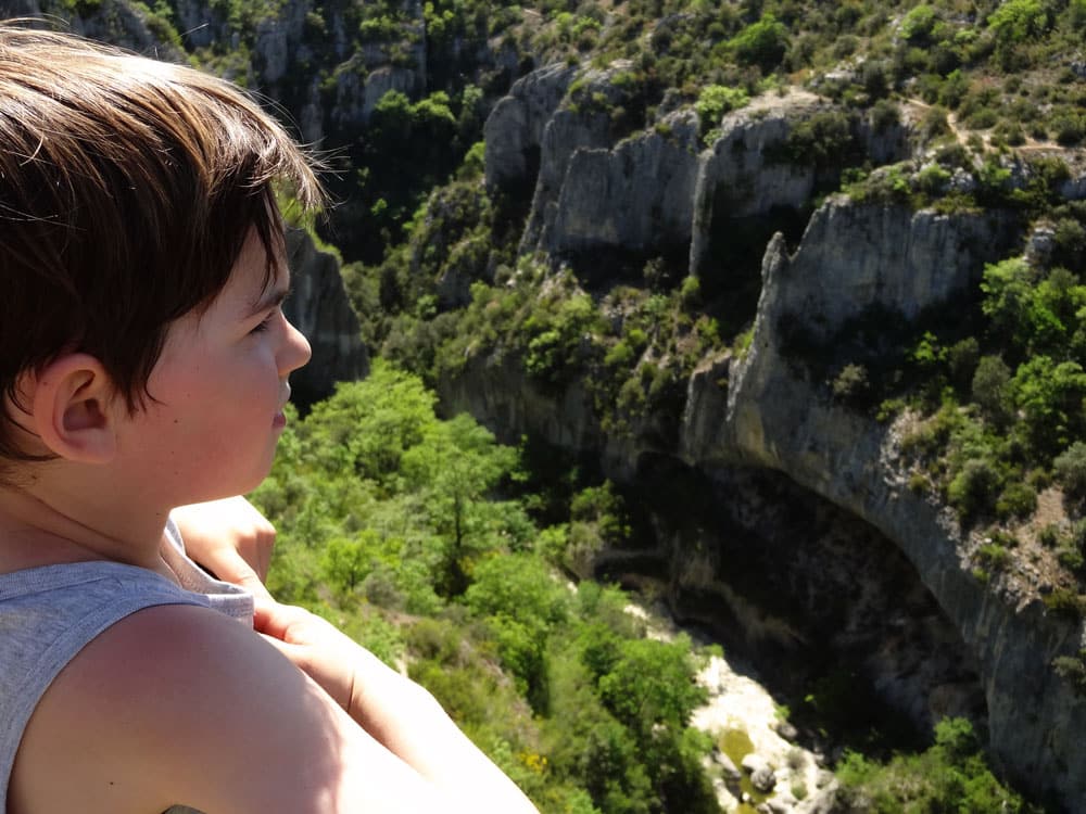 enfant au belvédère des gorges d'Oppedette