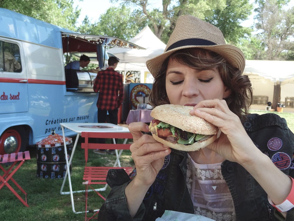 hipster et burger au vintage festival redsoul