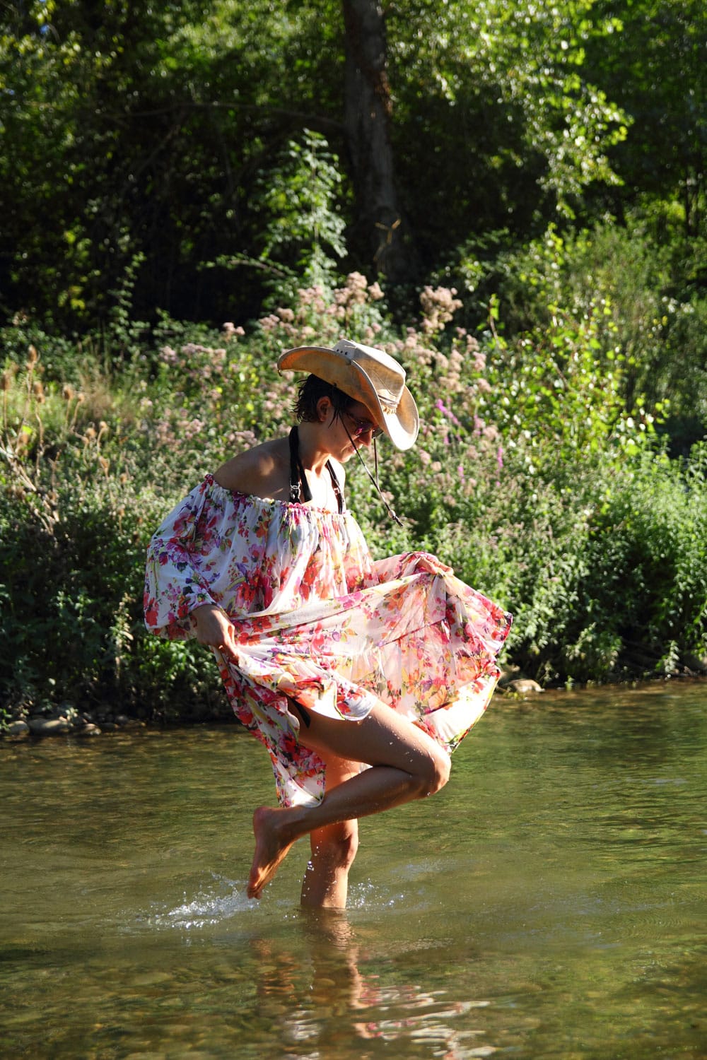 femme portant un chapeau et une robe fleurie coachella