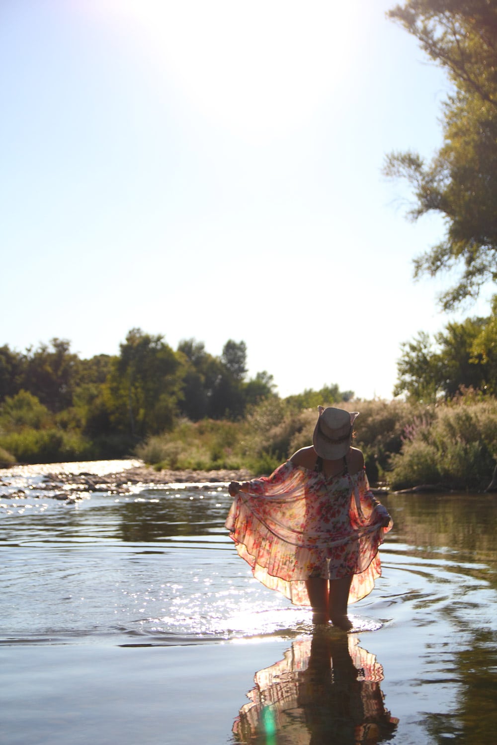 femme mode dans la rivière en robe legère à fleurs