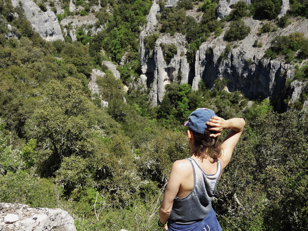 randonneuse au dessus des gorges d'Oppedette