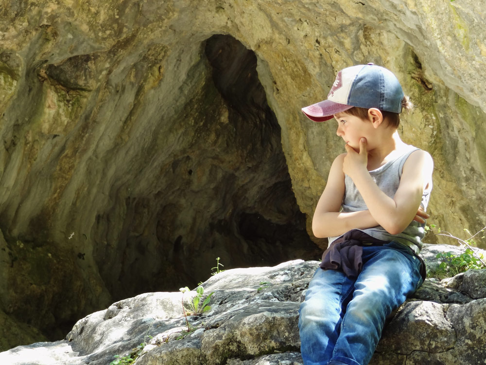 enfant dans les gorges d'Oppedette