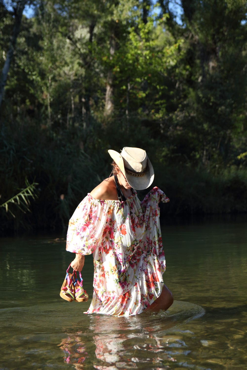 mode robe fleurie et chapeau de cowboy