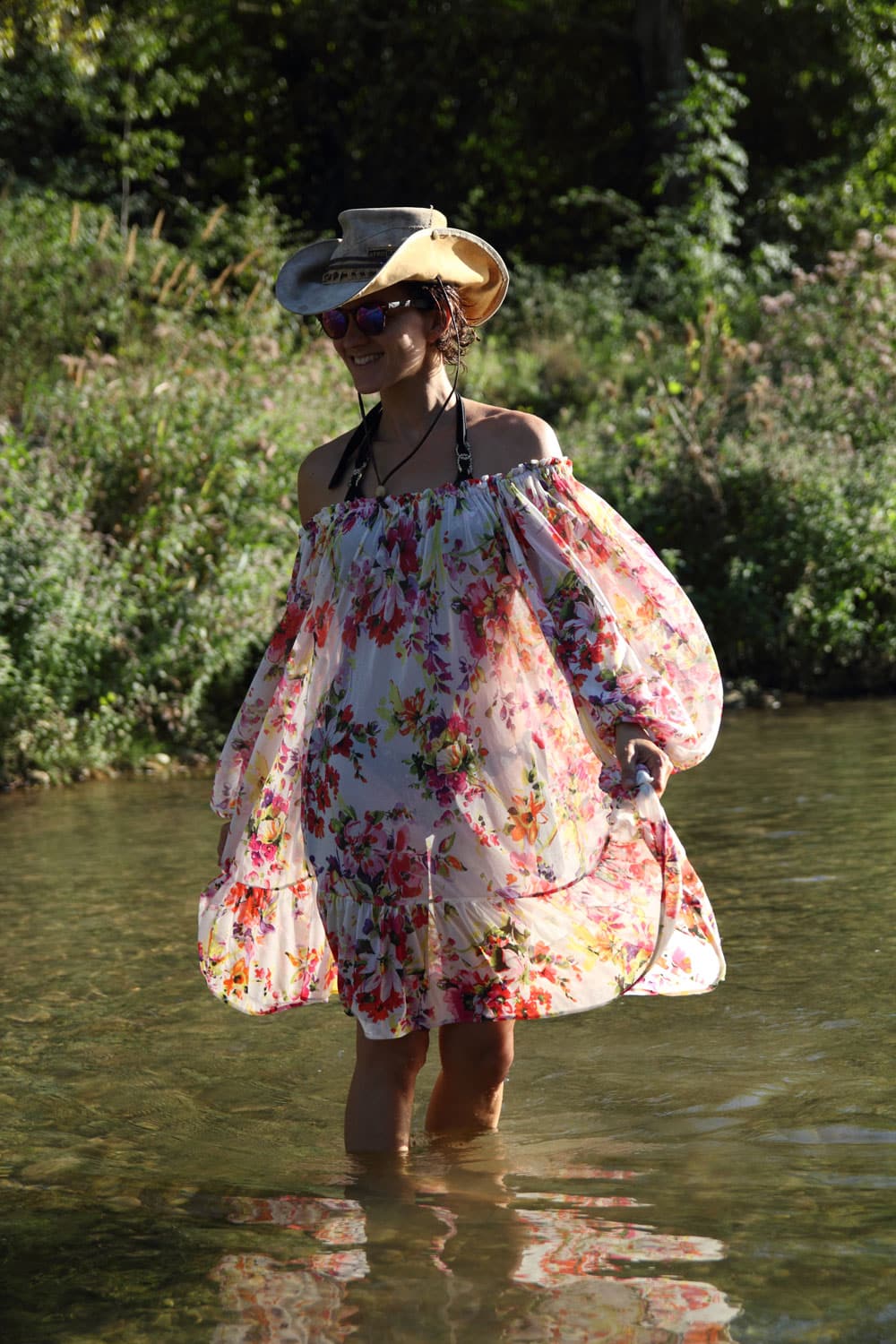 femme mode en robe à fleurs printanière mango