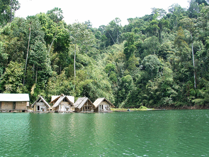 petites maisons sur l'eau à Khao Sok en Thaïlande