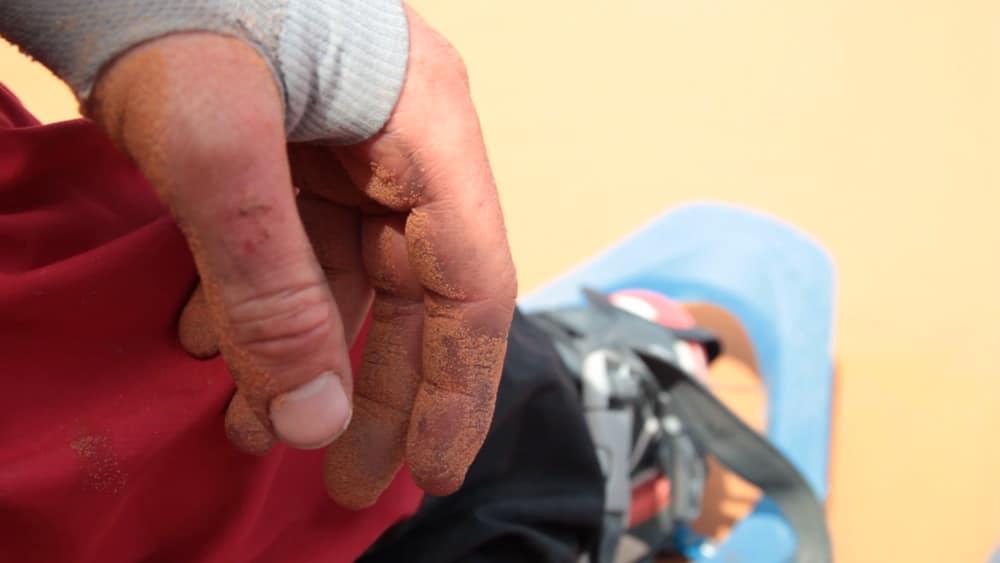 trekking dans le desert marocain main d'aventurier et sable