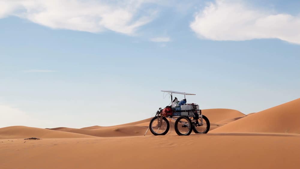 chariot dans le desert marocain pour aventure et trek