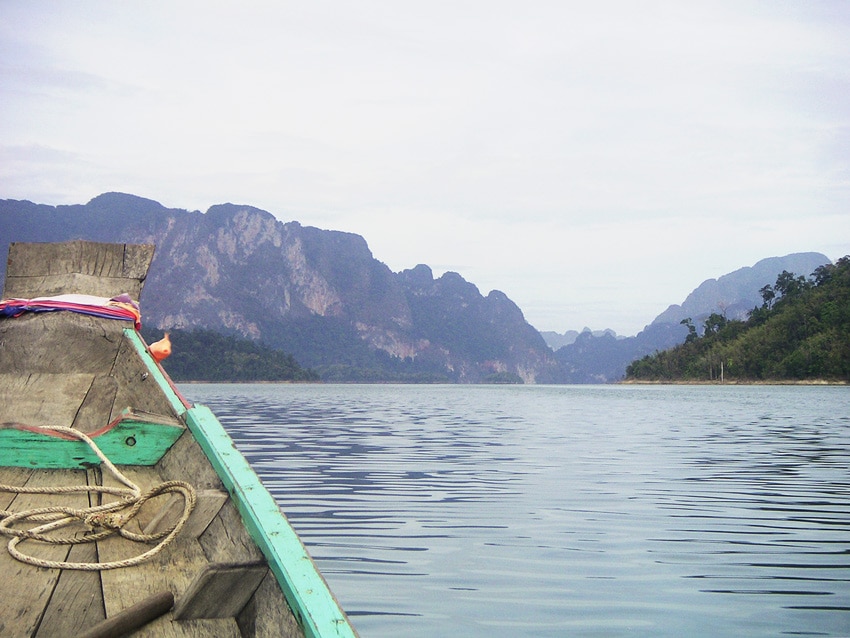 long tail boat sur lac et jungle de thailande khao sok