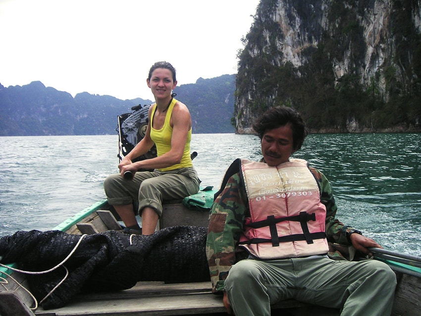 femme conduisant un longtail boat à Khao Sok Thailande