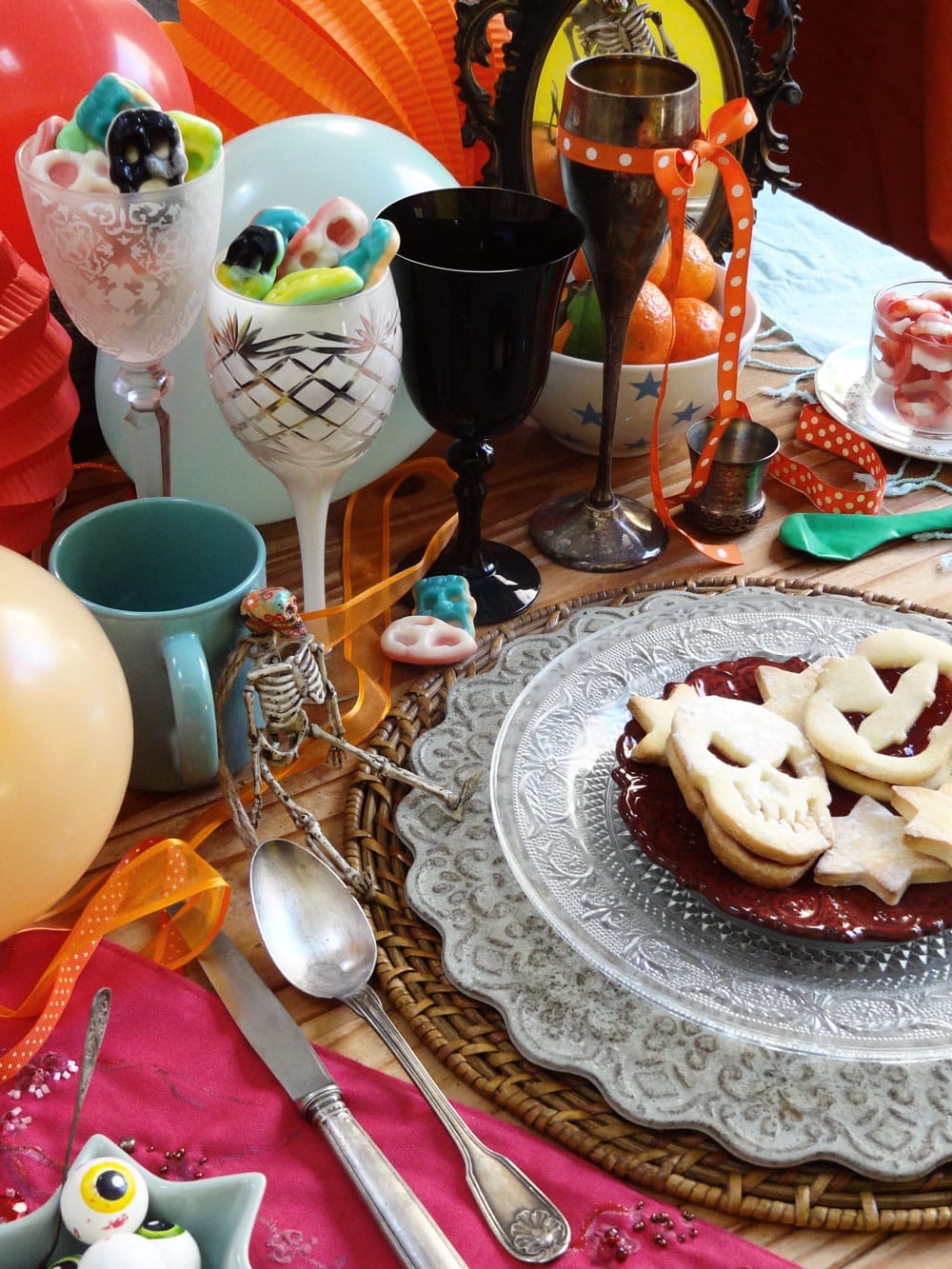 gouter-halloween-decoration-table-biscuits-bonbons-halloween