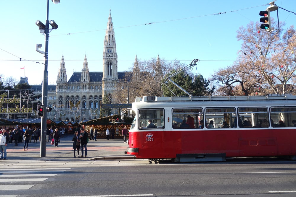 vienne-place-rathaus-marches-de-noel