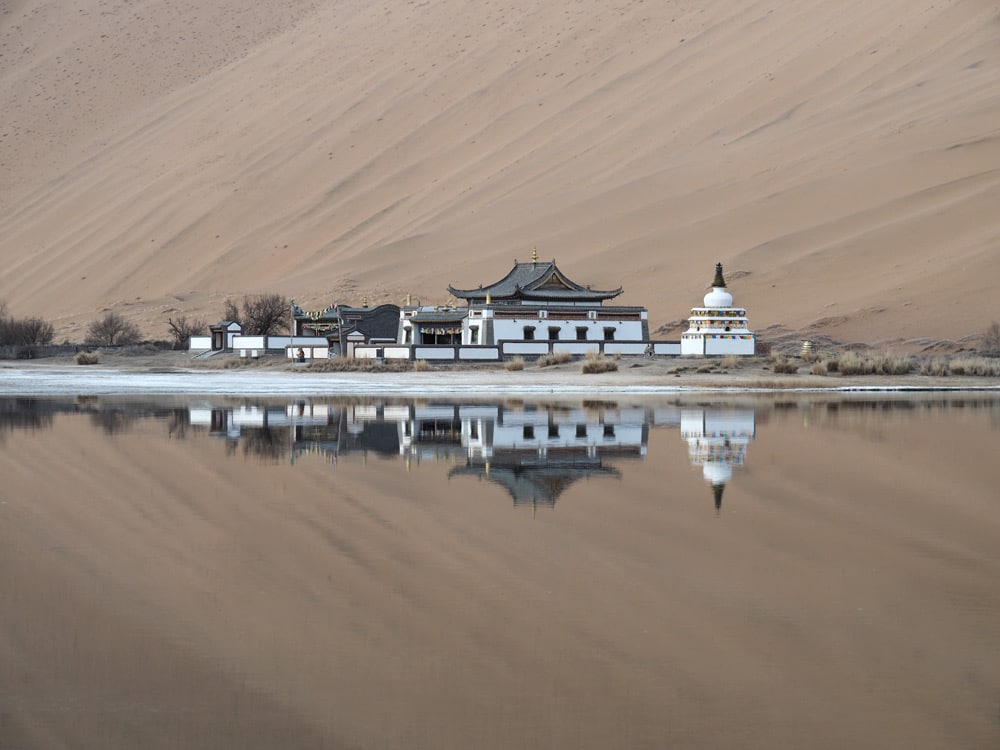 lac dans le desert de chine blog voyage temple