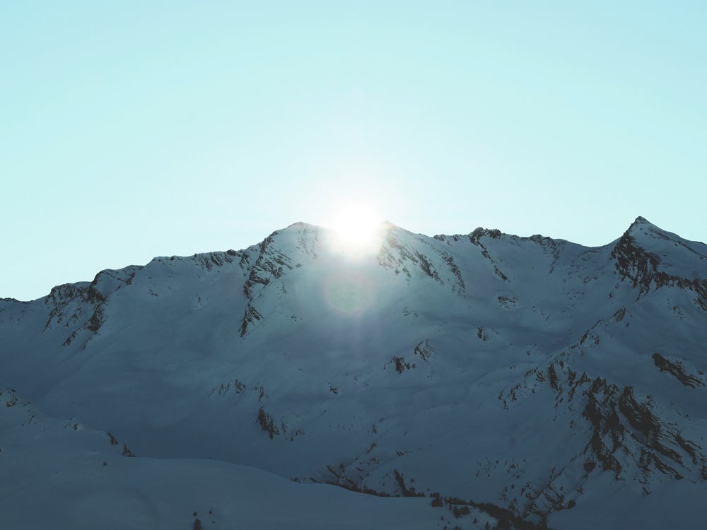 coucher de soleil 10 conseils pour vacances dans les Alpes en hiver