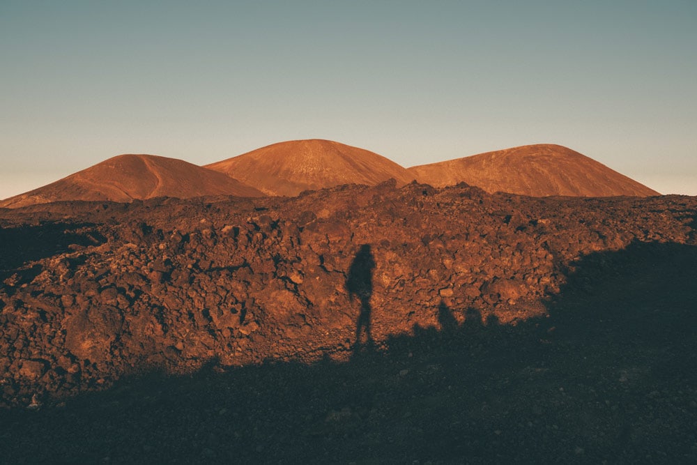 marcher sur les volcans de Lanzarote mer de lave