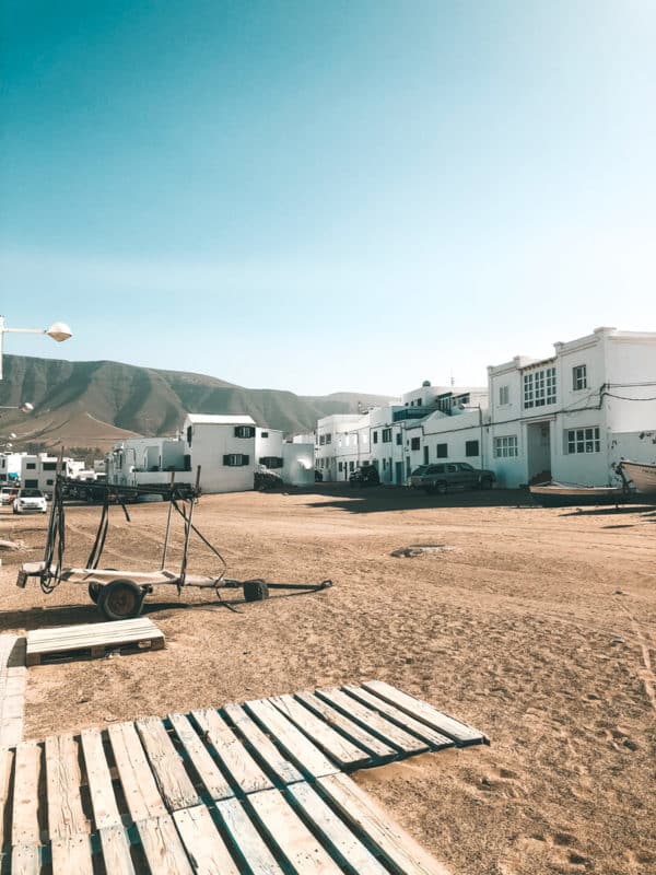 visiter insolite village dans le sable caleta de Famara