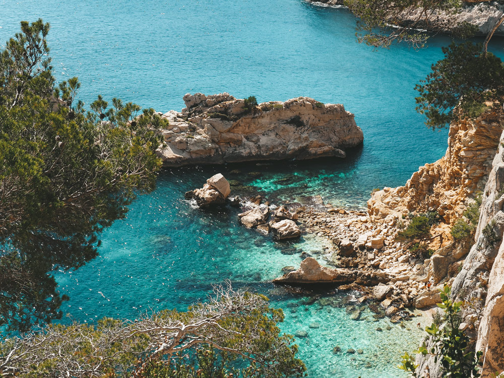 chemin pour descendre à la calanque de Sugiton