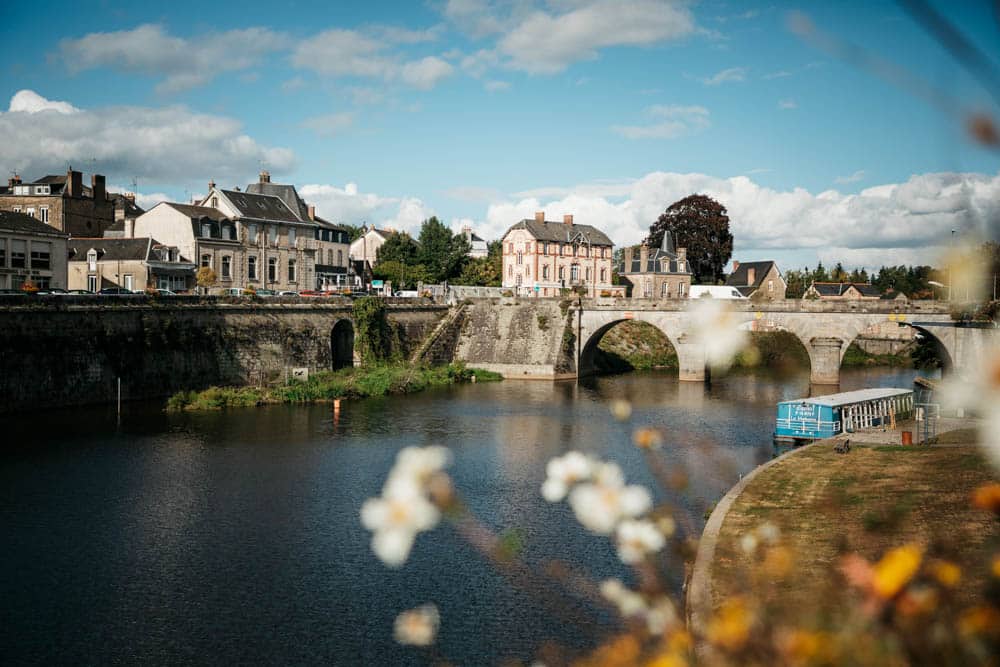 explorer Mayenne ville