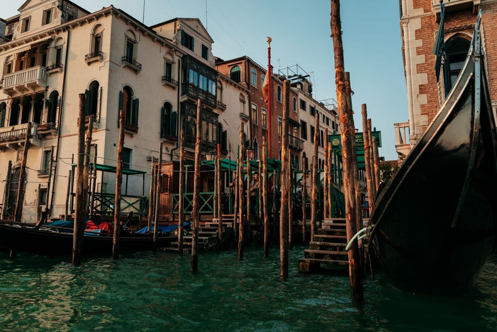 comment traverser les canaux à Venise
