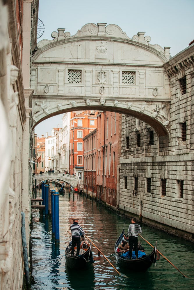 Pont des Soupirs de Venise avec gondoles