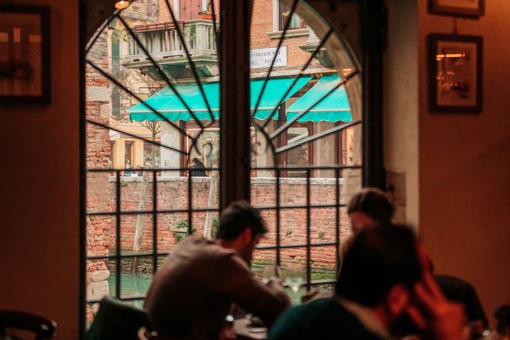 restaurant avec vue canaux dans Venise