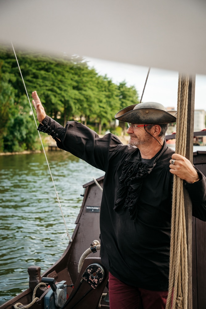 traverser la Sarthe avec un bateau traditionnel Rivières de l'Ouest