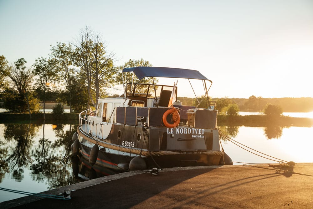 faire du bateau sur le canal du nivernais vacances été