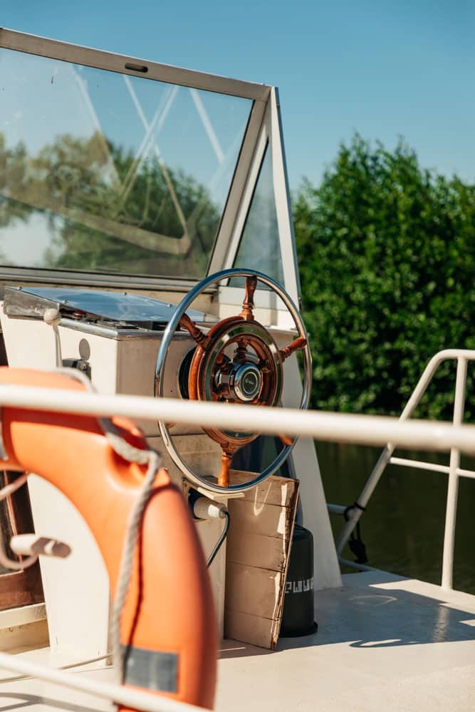 faire du bateau sur le canal du nivernais