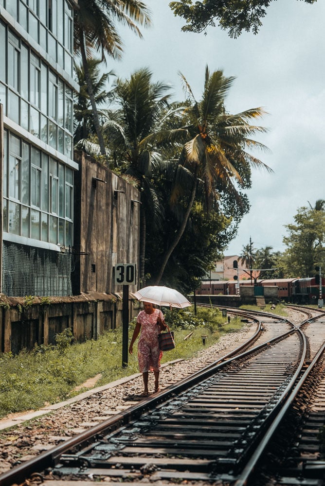 marcher sur les rails des trains au Sri Lanka