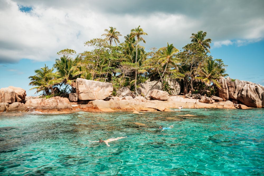 ou faire du snorkeling aux Seychelles
